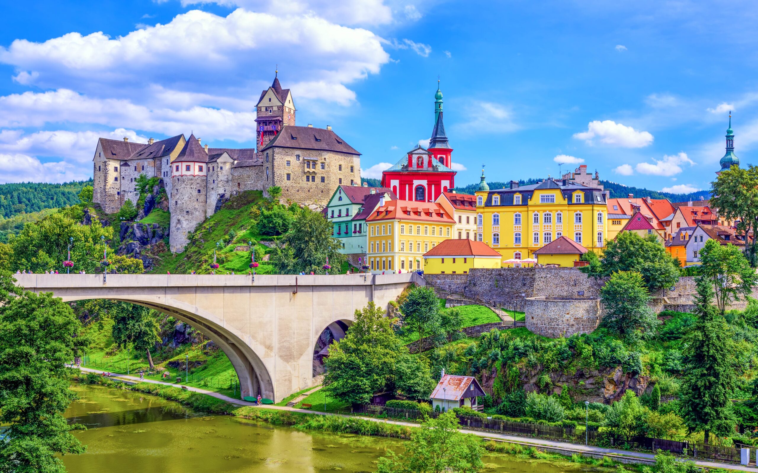 Loket u Karlových Varů s výhledem na hrad ve 4* Pensionu Masonic House se snídaněmi + vstupenky do muzeí
