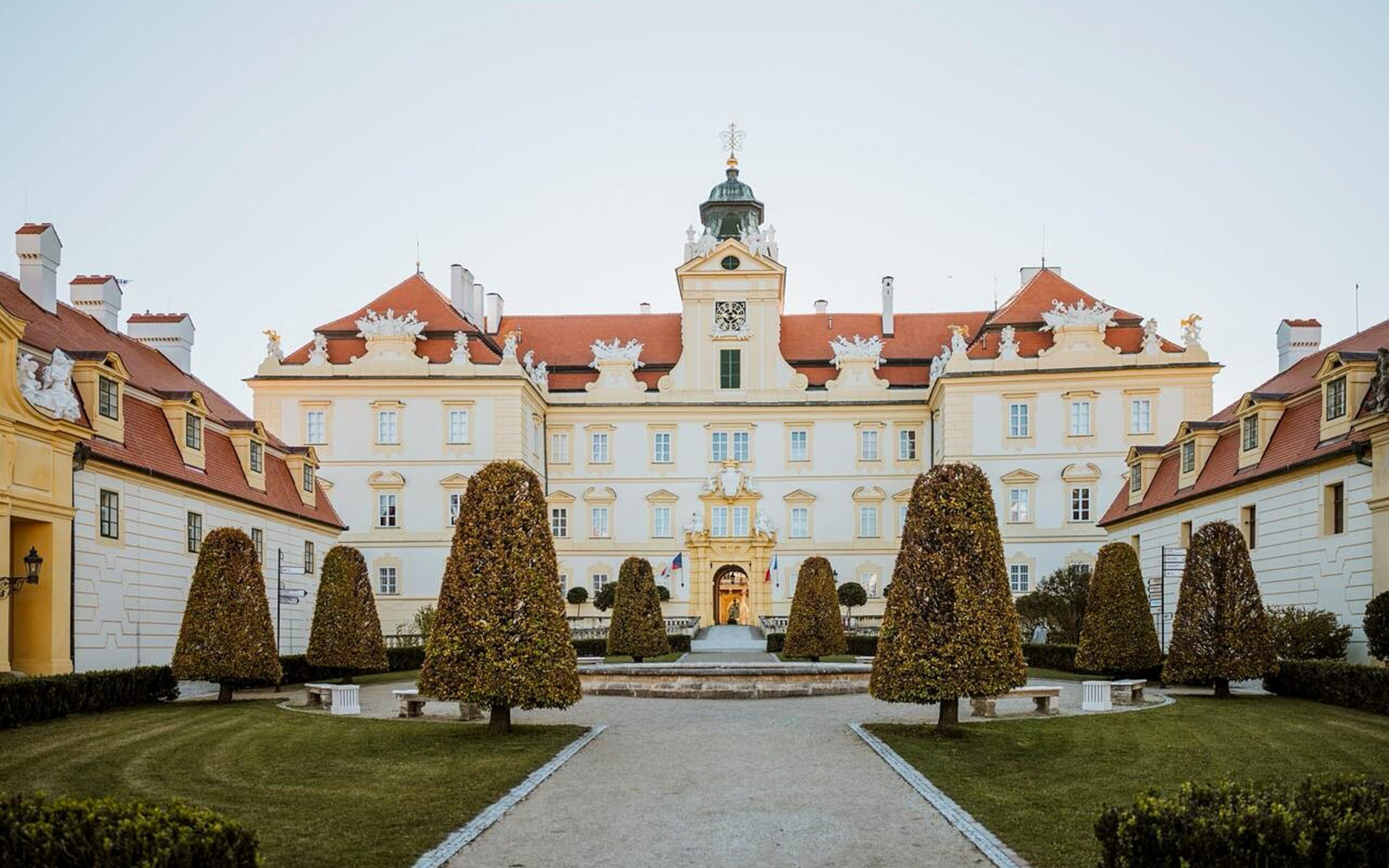 Lednicko-valtický areál a památky UNESCO: Zámecký Hotel Anton Florian se snídaněmi + welcome drink a víno - ventip.cz