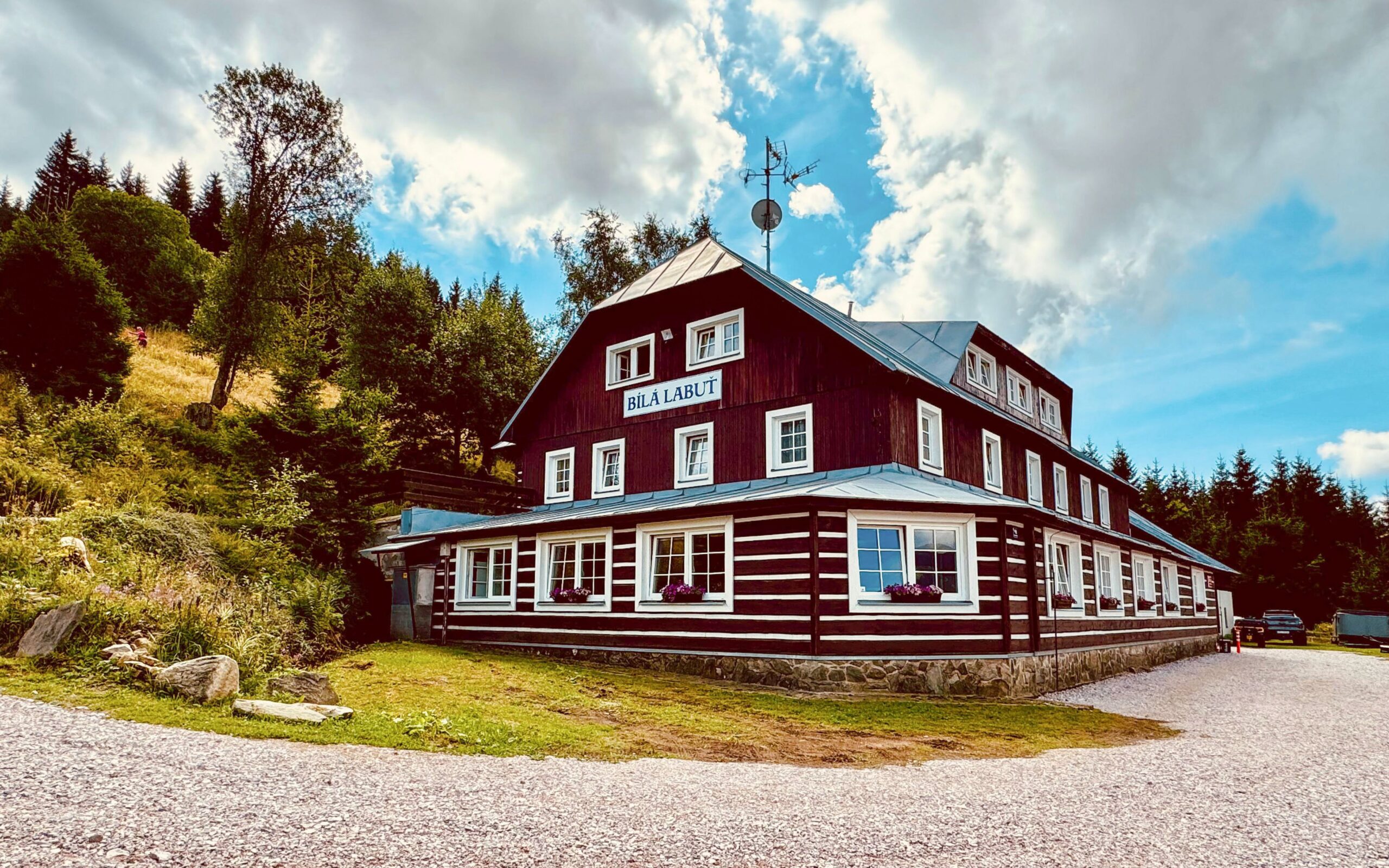 Krkonoše: Pec pod Sněžkou v Horské roubence a hotelu Bílá labuť *** s polopenzí