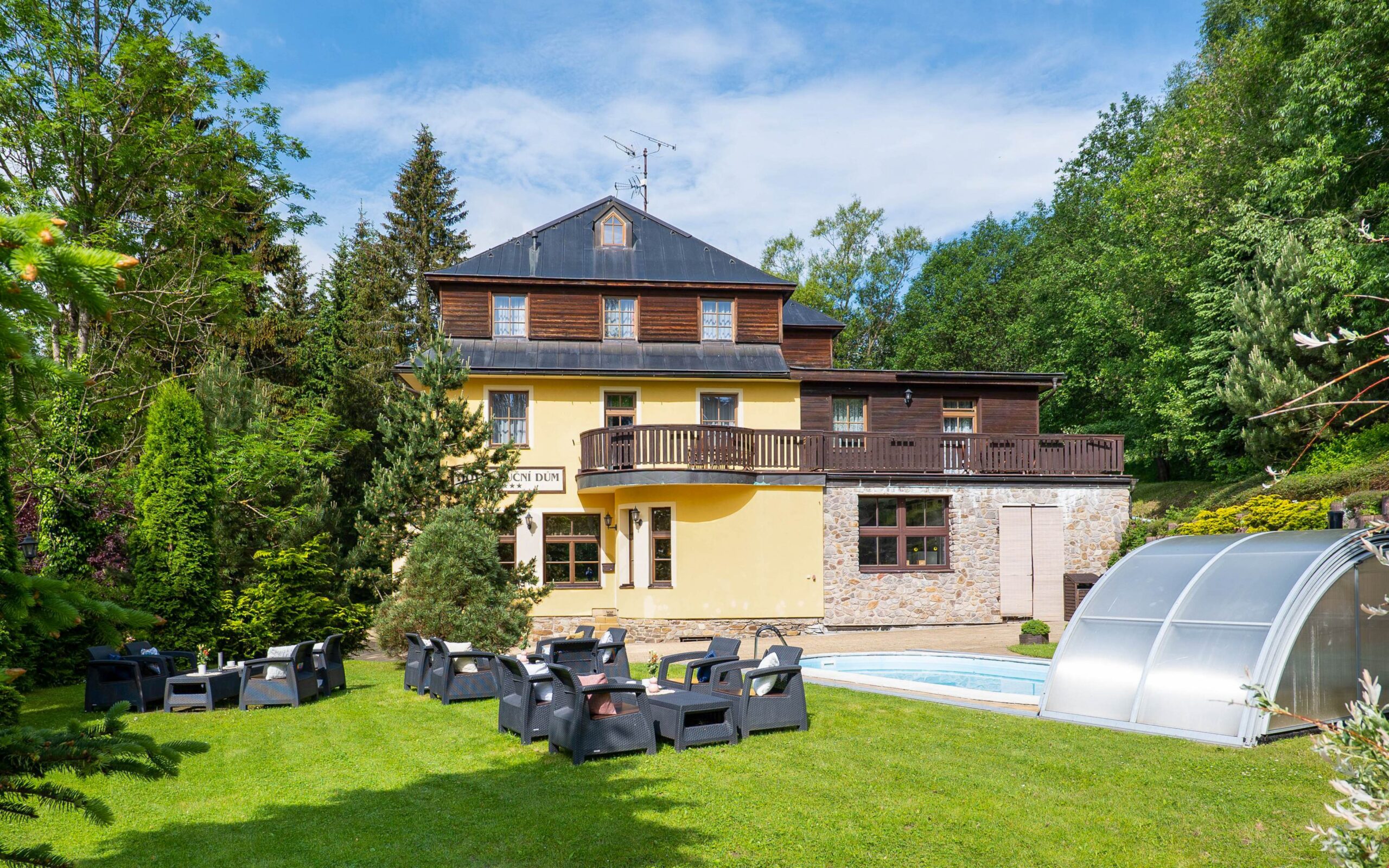 Janské Lázně u Stezky korunami stromů: Hotel Luční dům s polopenzí a bazénem + dětské hřiště