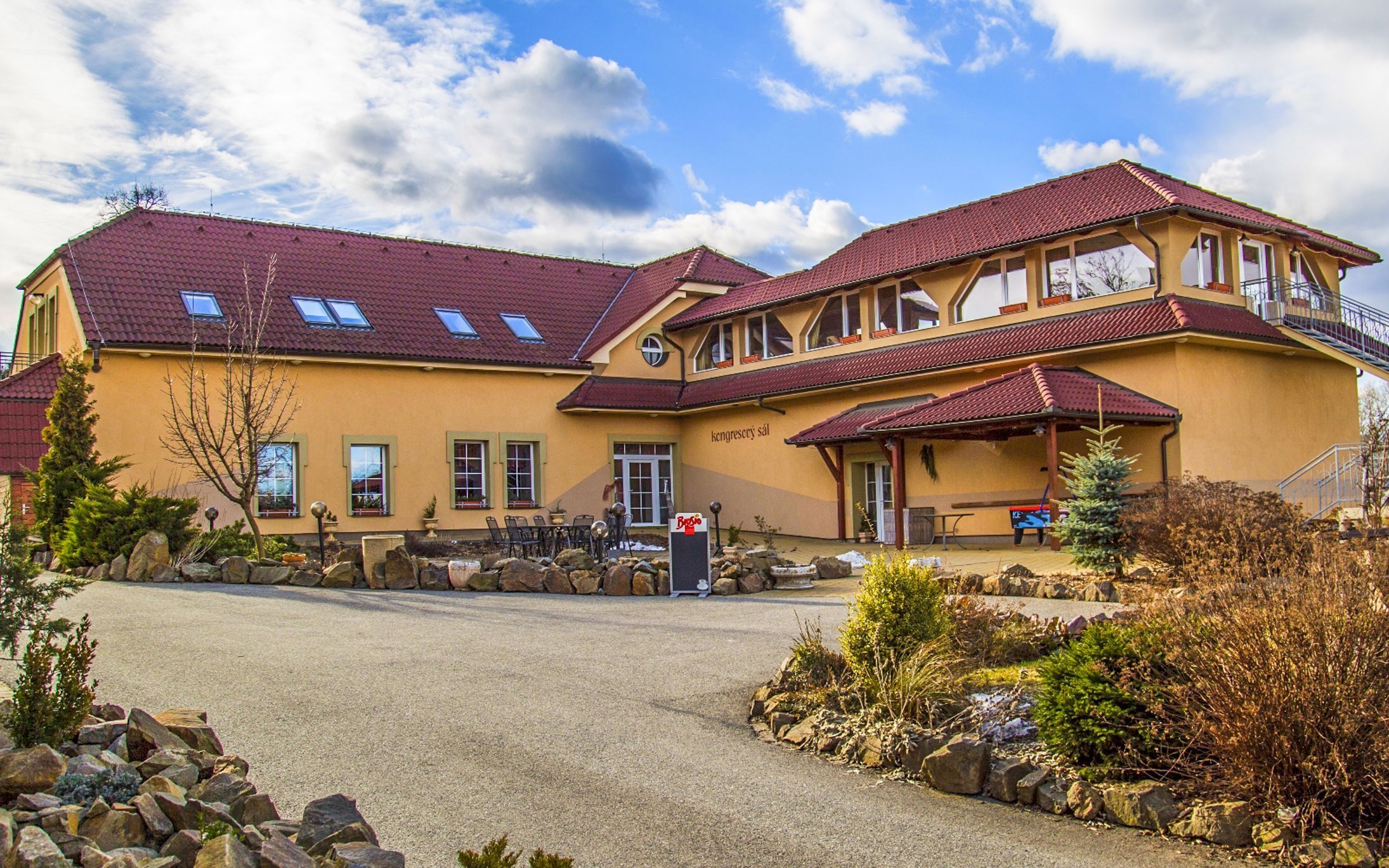 Jižní Morava u Vyškova: Hotel Allvet *** v bývalém letohrádku se snídaní/polopenzí a koupacím biotopem + sport - ventip.cz