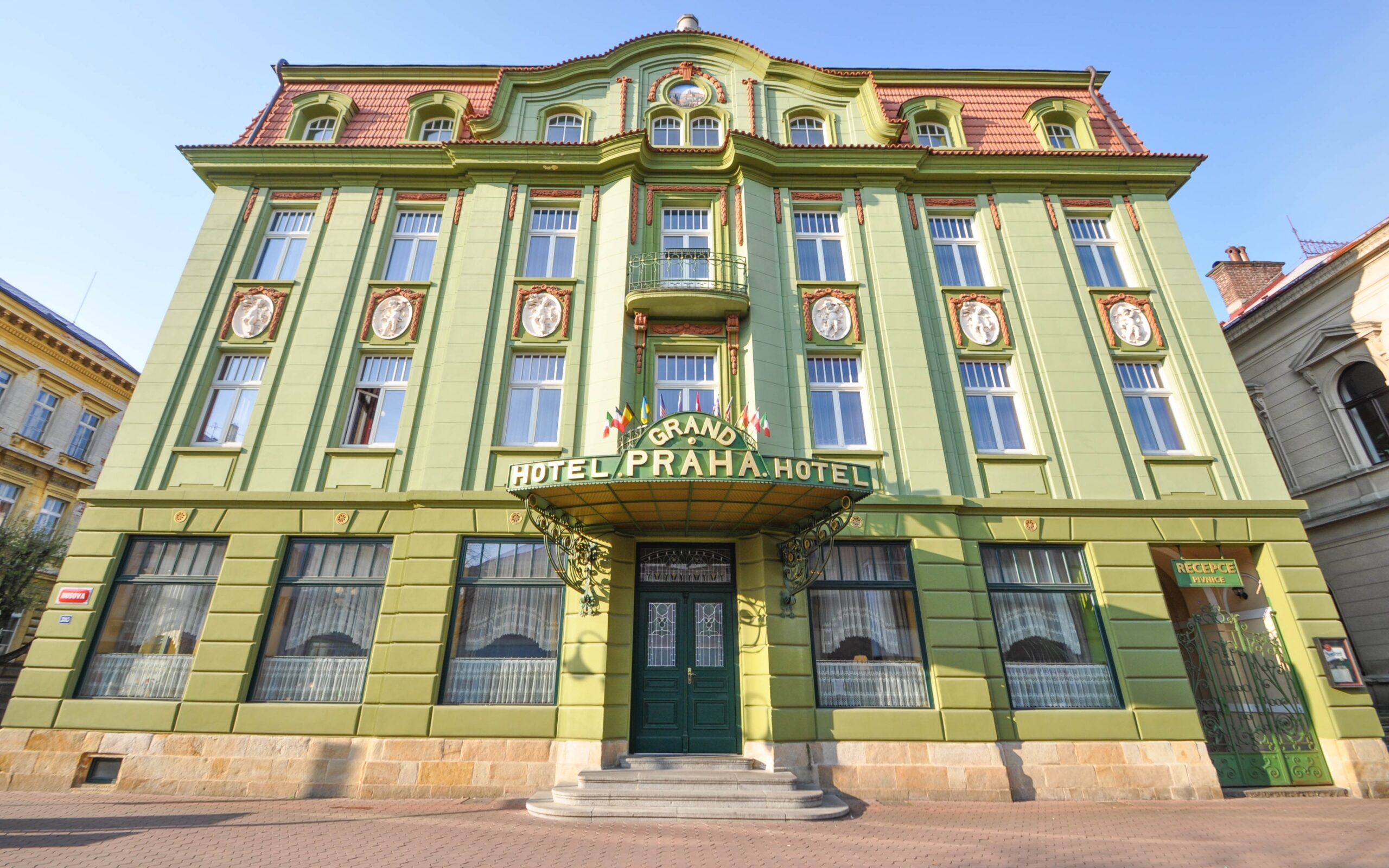 Jičín luxusně: Grand Hotel Praha **** s privátním wellness Císařské lázně a polopenzí od italského šéfkuchaře - ventip.cz