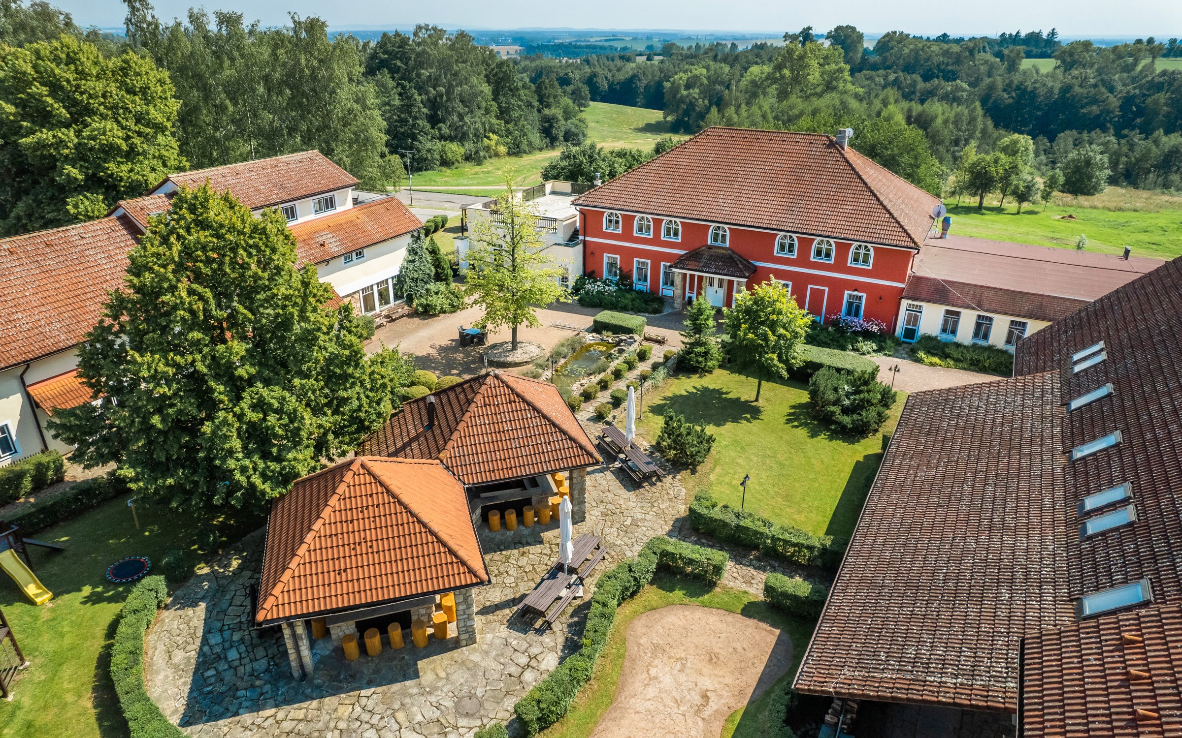 Podkrkonoší blízko hospitálu Kuks: Farma Nová Amerika se snídaní + dětské hřiště a vstupenka do zoo pro děti - ventip.cz