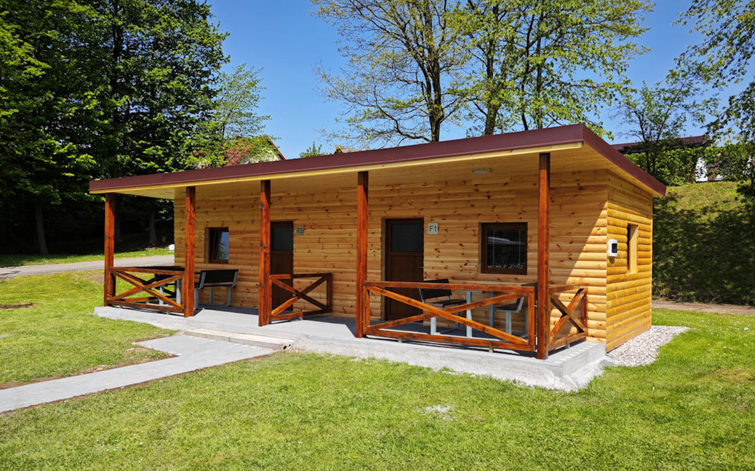 Beskydy stylově v chatce s verandou v Campingu Rožnov pod Radhoštěm se snídaněmi a sportovním vyžitím + bazén - ventip.cz