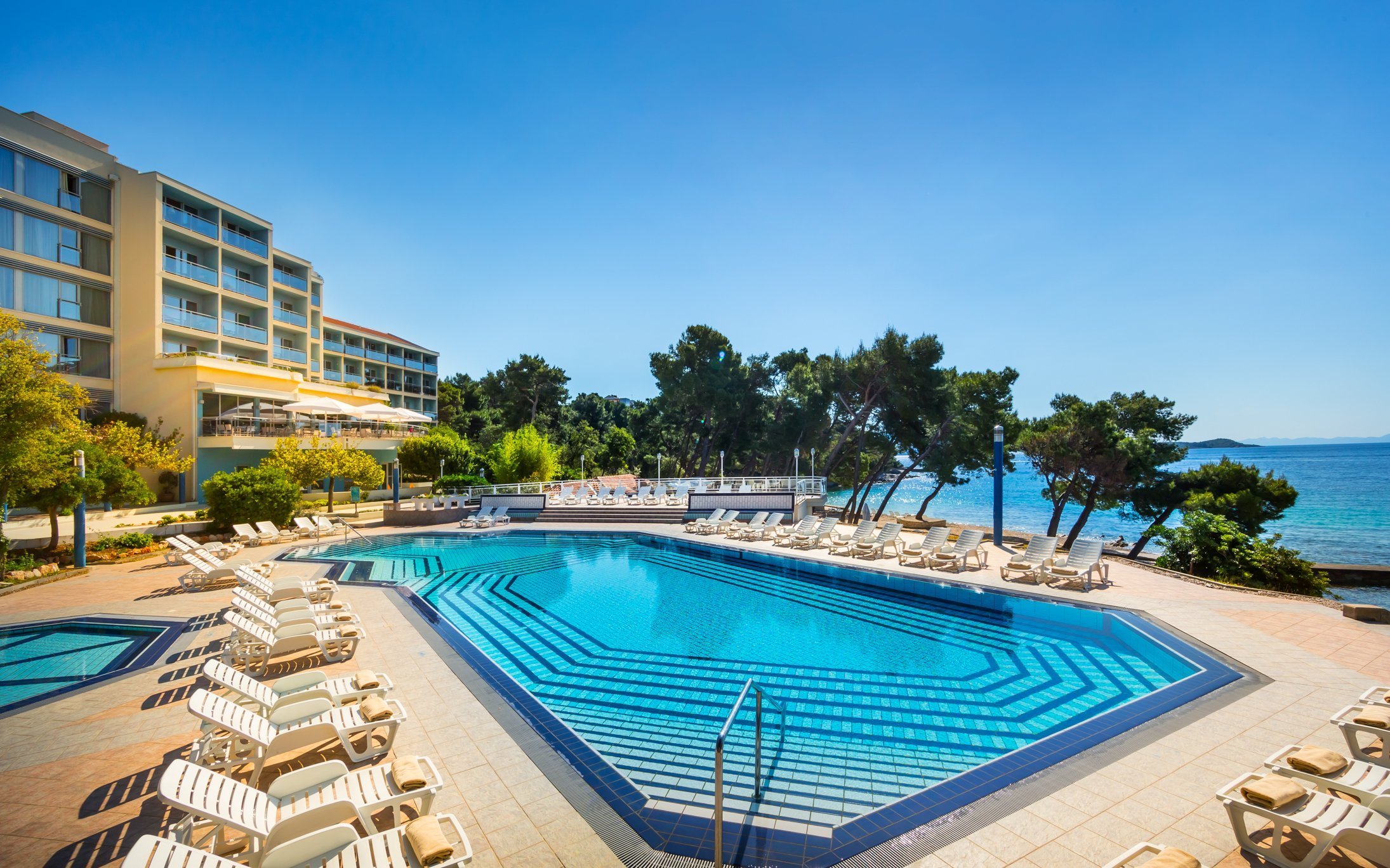 Orebič přímo na pláži v Aminess Grand Azur Hotelu **** s all inclusive light a bazénem s lehátky a slunečníky - ventip.cz