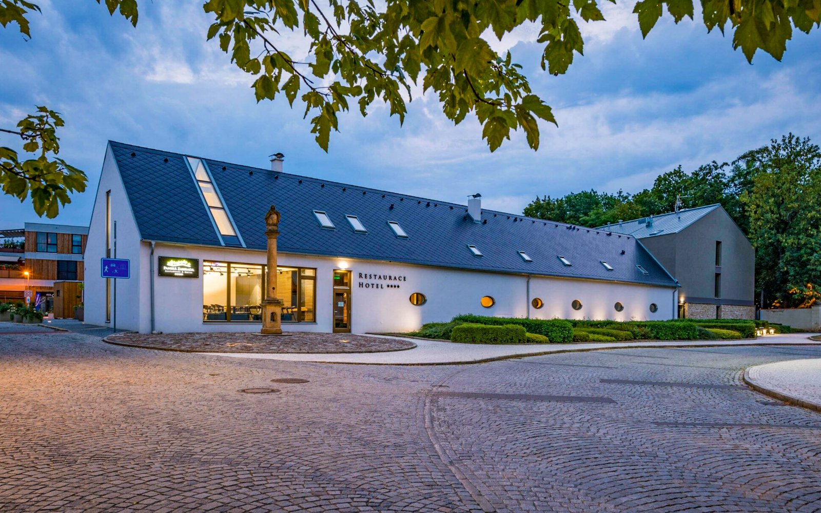 Střední Čechy naproti zámku a blízko Karlštejna a Prahy v Hotelu Panská zahrada **** s wellness a snídaněmi - ventip.cz
