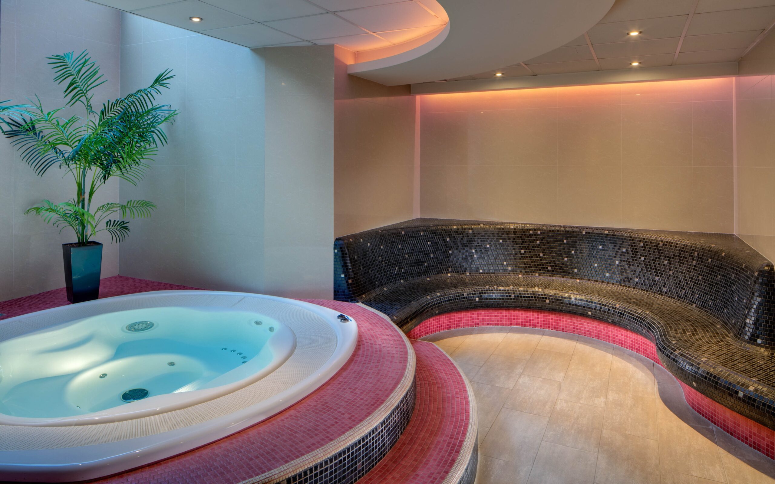 Brno u centra: Hotel Avanti **** se střešním wellness s parádním výhledem (vířivka