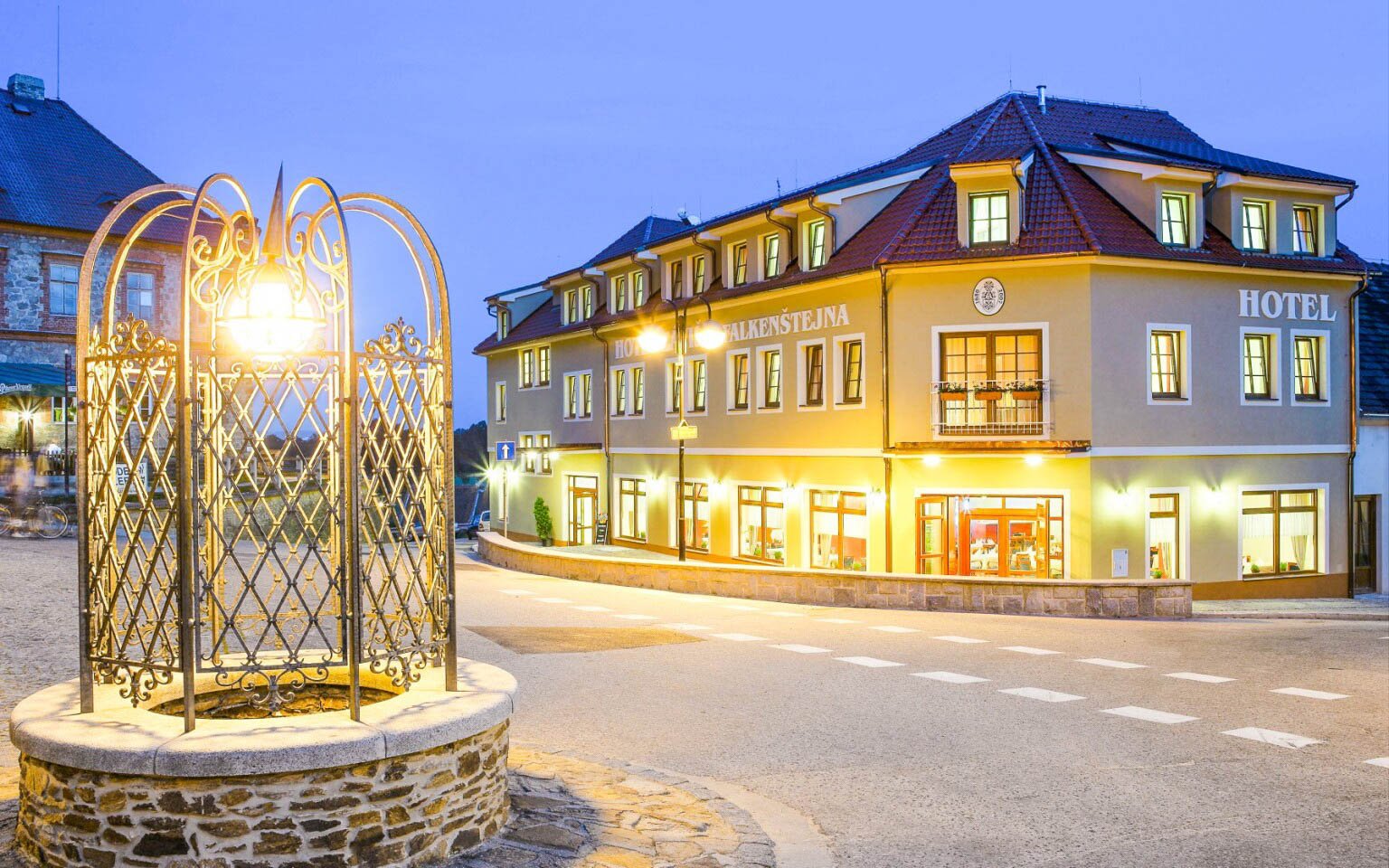 Hluboká nad Vltavou v podzámčí: Hotel Záviš z Falkenštejna  **** s polopenzí + vstup do zoo