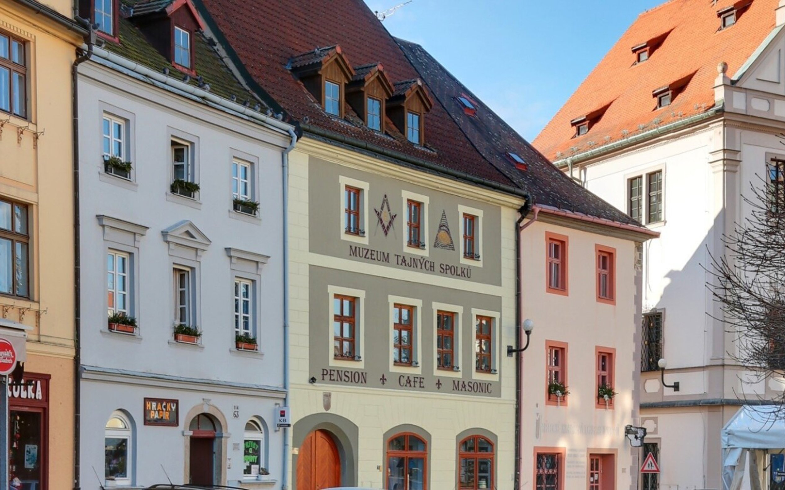 Loket u Karlových Varů s výhledem na hrad: Pension Masonic House **** se snídaní/polopenzí + vstupy do muzeí - ventip.cz