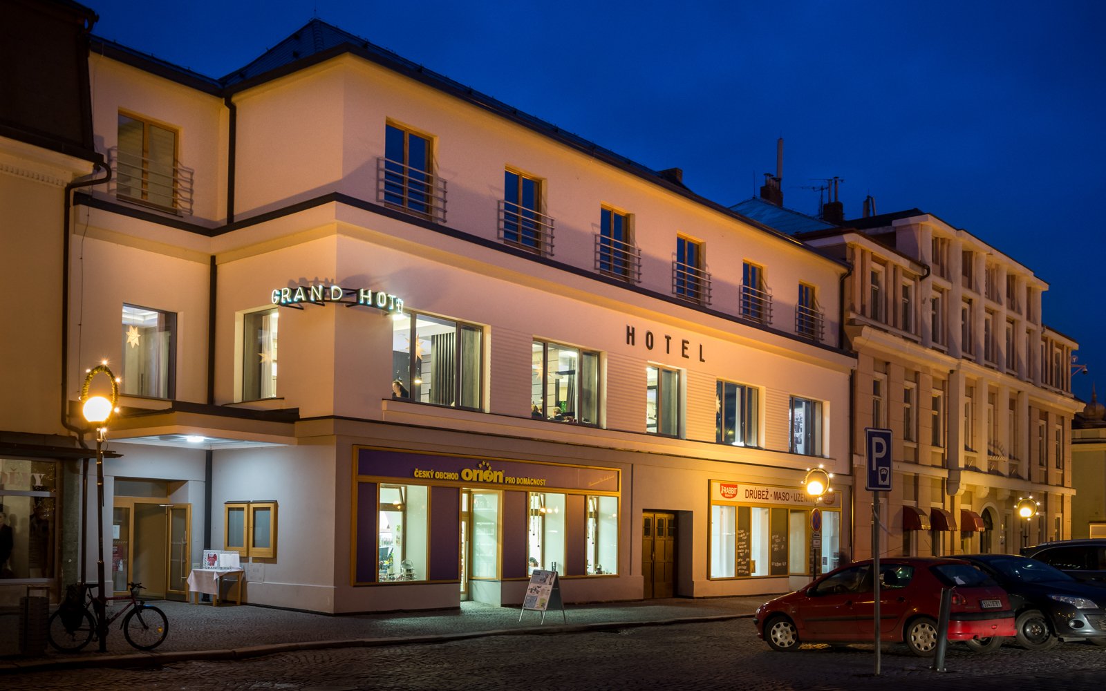 Střední Čechy blízko Kutné Hory: Čáslav přímo u památek v Hotelu Grand se snídaní + víno a degustační prkénko - ventip.cz