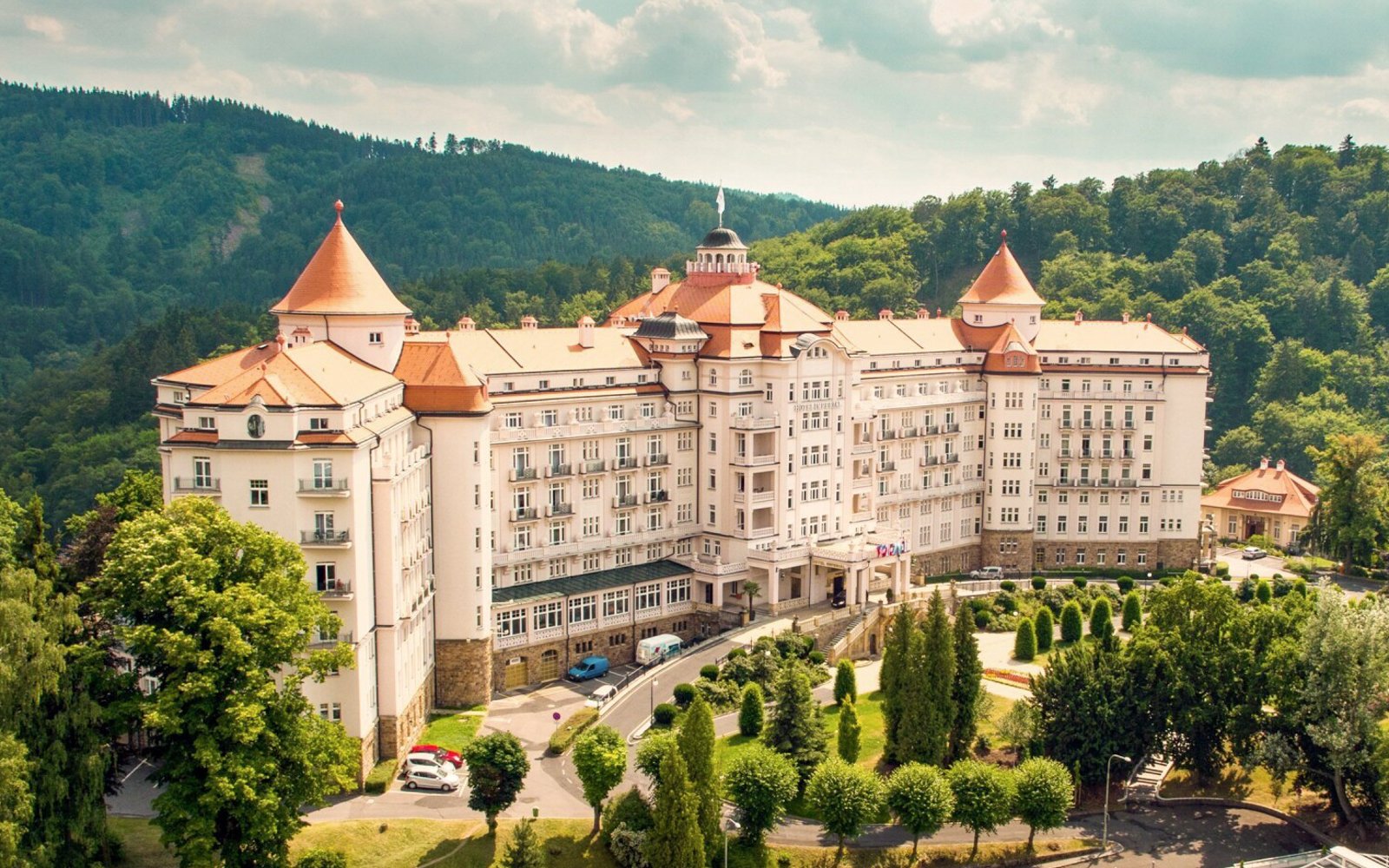 Karlovy Vary: Hotel Imperial ***** s polopenzí a neomezeným wellness (bazén