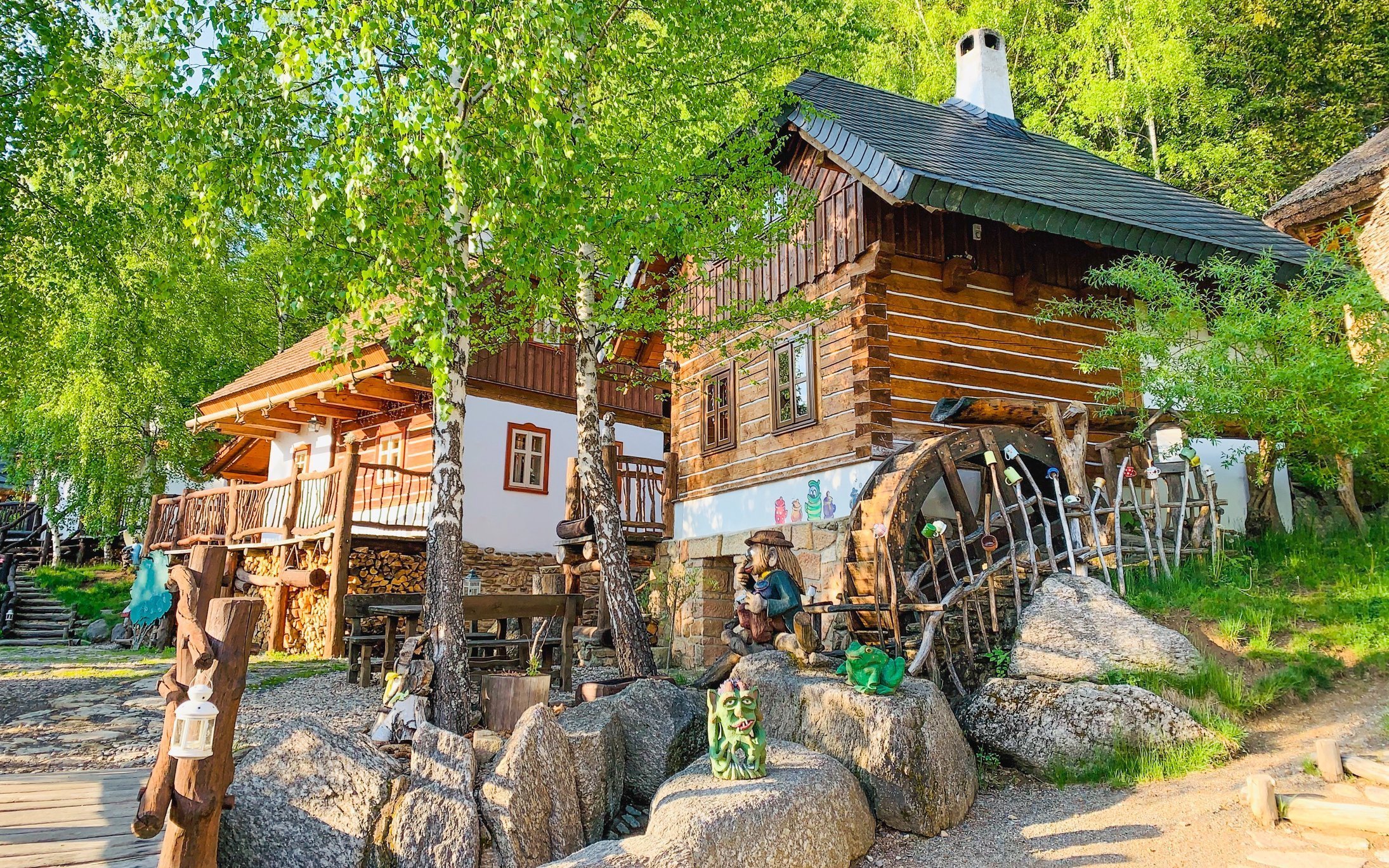 Vysočina: Pobyt ve stylové chatičce přímo v Pohádkové vesničce s polopenzí