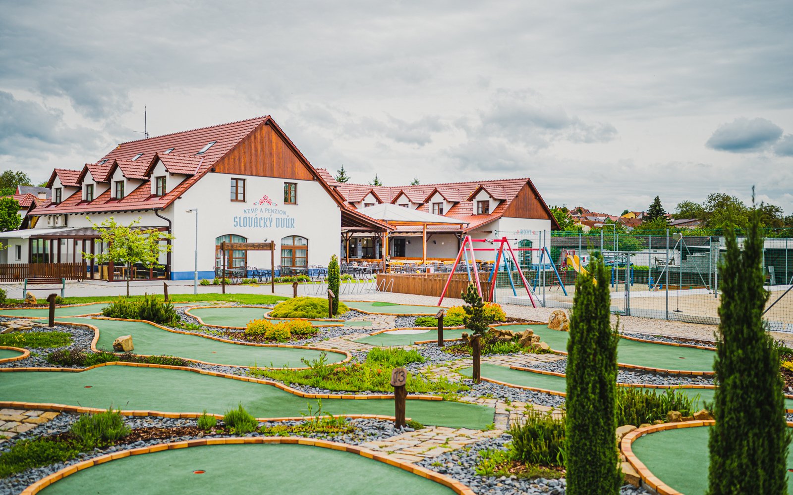 Slovácký dvůr v chatkách i penzionu se snídaní/polopenzí