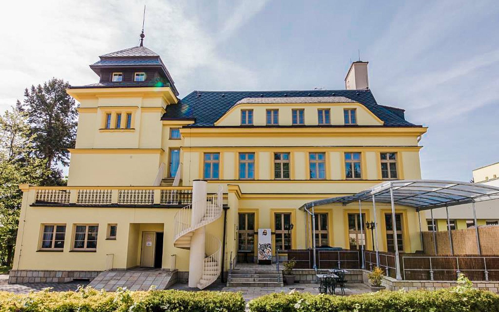 Jíloviště u Prahy: Palace Inn Hotel & Grill Restaurant **** se snídaní + privátní vstup do wellness a Prosecco - ventip.cz