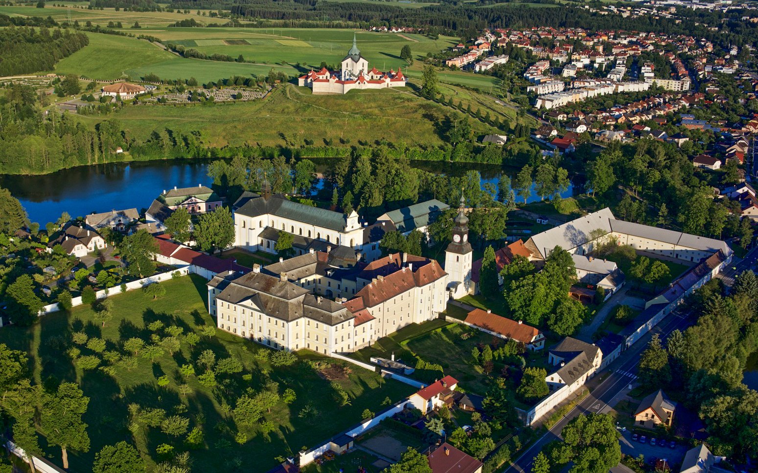 Kouzelný pobyt na zámku Žďár nad Sázavou jen pár kroků od Zelené hory (UNESCO) v moderních pokojích + snídaně - ventip.cz