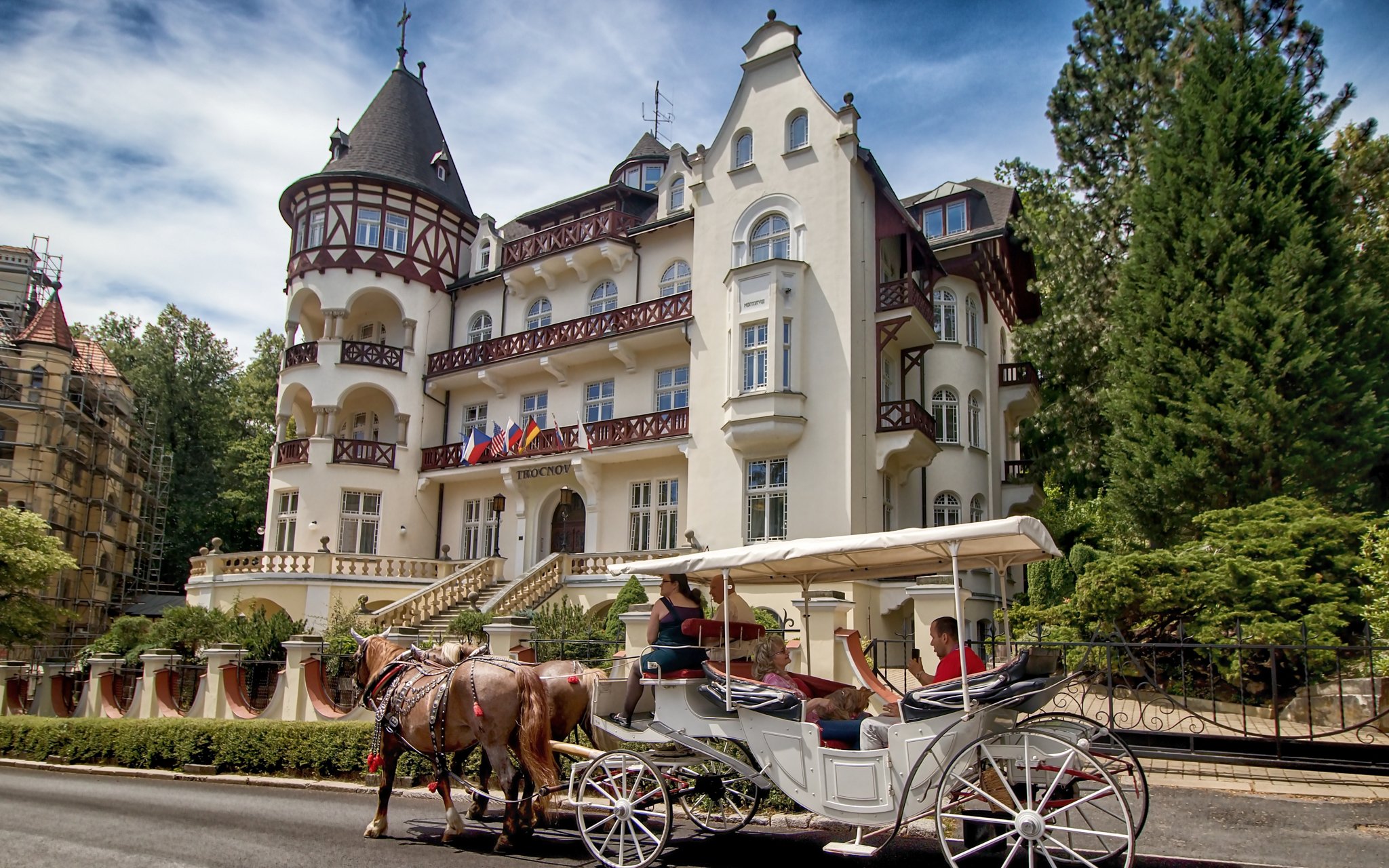 Pobyt v Karlových Varech ve Ville Trocnov se snídaní nebo polopenzí a neomezeným wellness + welcome drink - ventip.cz