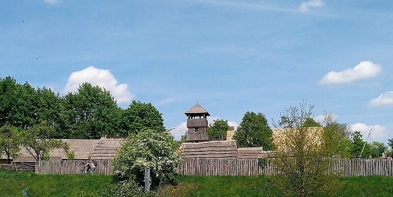 Vyhlídková věž v Archeoskanzenu Modrá - ventip.cz