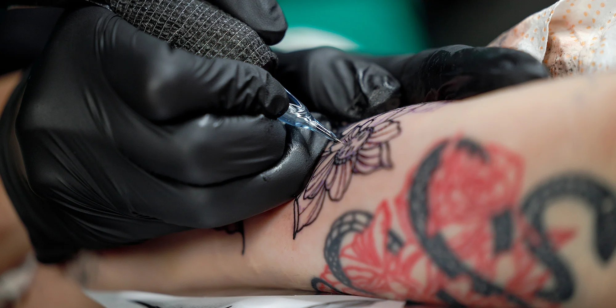 One piercing a tattoo - ventip.cz