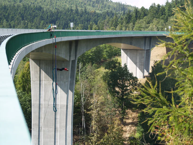 Bungee jumping z mostu - ventip.cz